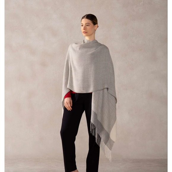 SOL ALPACA US ETHNIC CAPE/PONCHO - ANTIQUE WHITE AND SUPREME GRAY 57"x52" - Picture 1 of 9